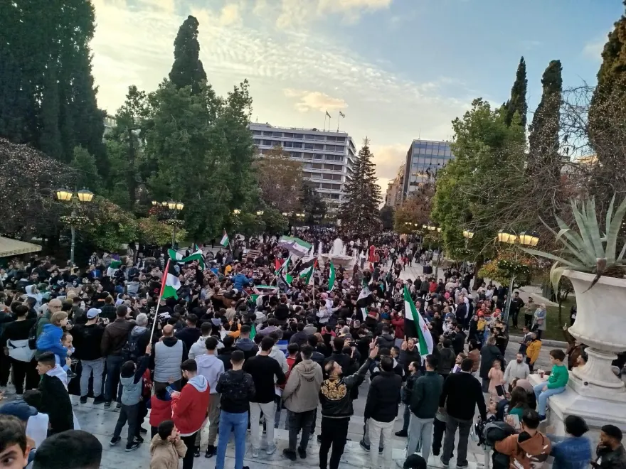 Σύροι πανηγυρίζουν στο Σύνταγμα την πτώση του καθεστώτος Άσαντ