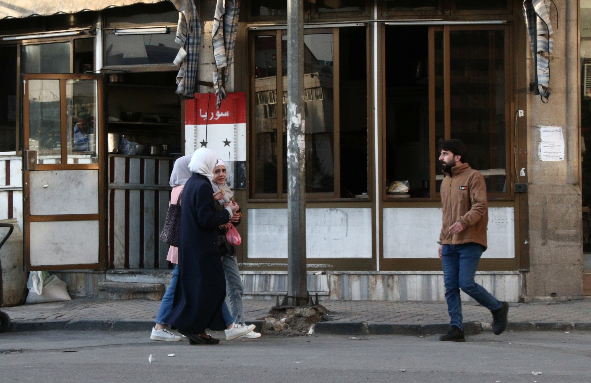 Politico για Συρία: Oι ΗΠΑ σφυροκοπούν τα στρατόπεδα του ISIS μετά τη φυγή του Άσαντ