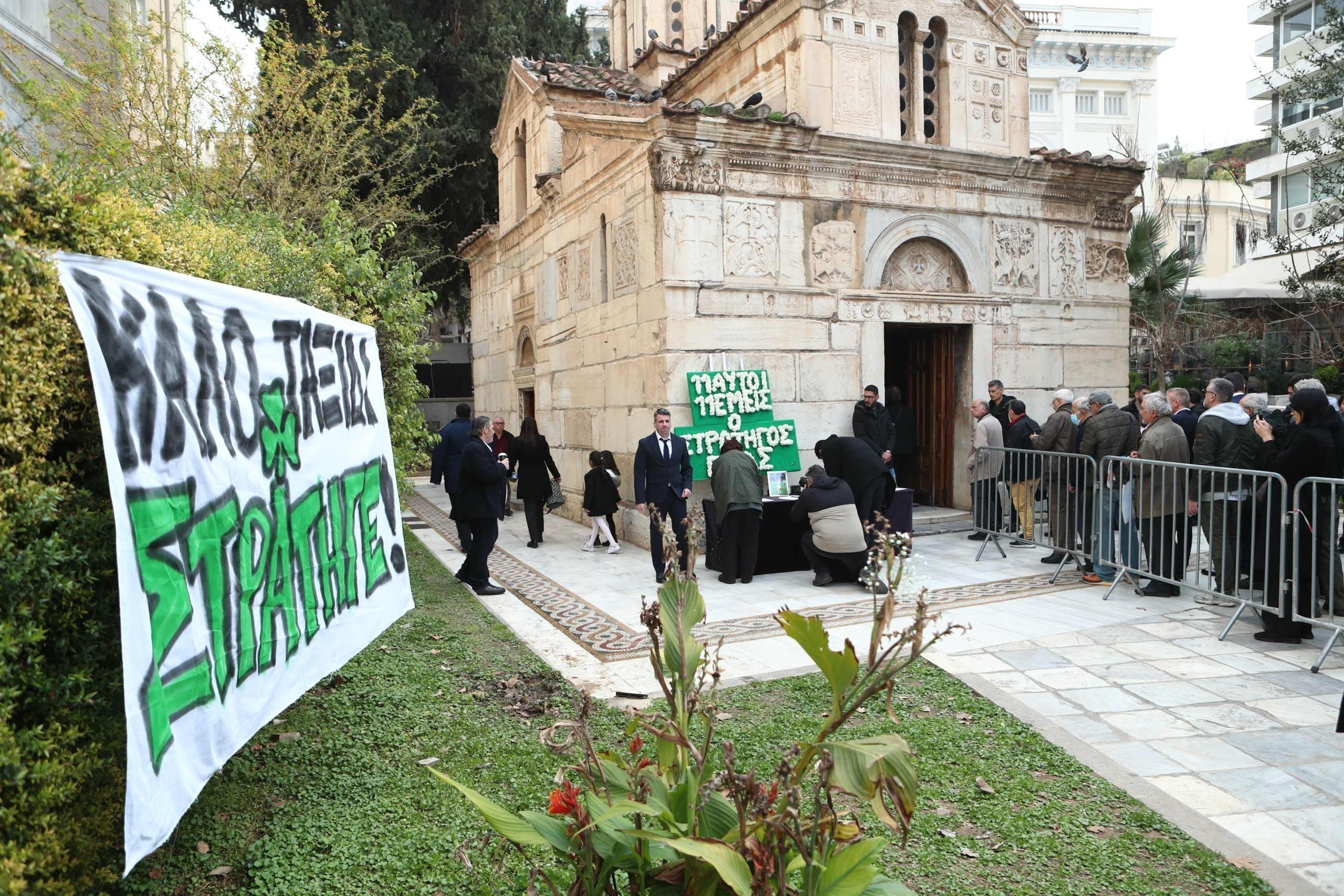 Μίμης Δομάζος – Κηδεία: Αλαφούζος, Φώτης Ιωαννίδης και η κόρη του στους επικήδειους (Pics + Vid)