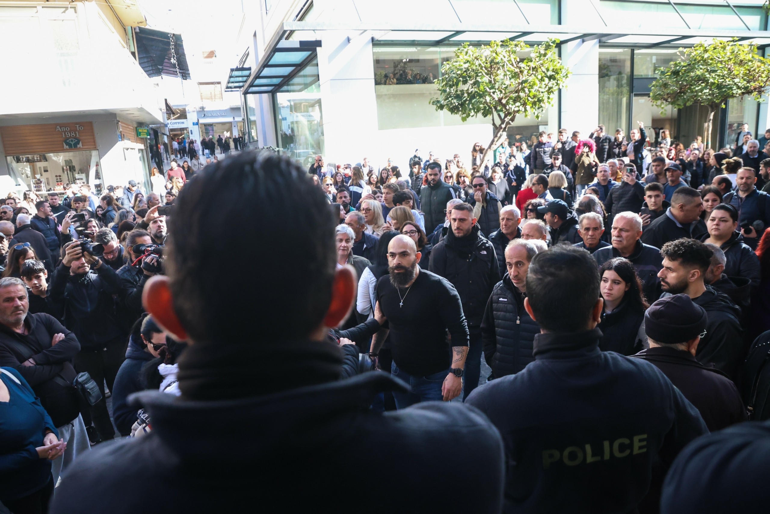 Επεισόδια έξω από τα δικαστήρια Ηρακλείου όπου απολογείται το ζευγάρι για την κακοποίηση του 3χρονου