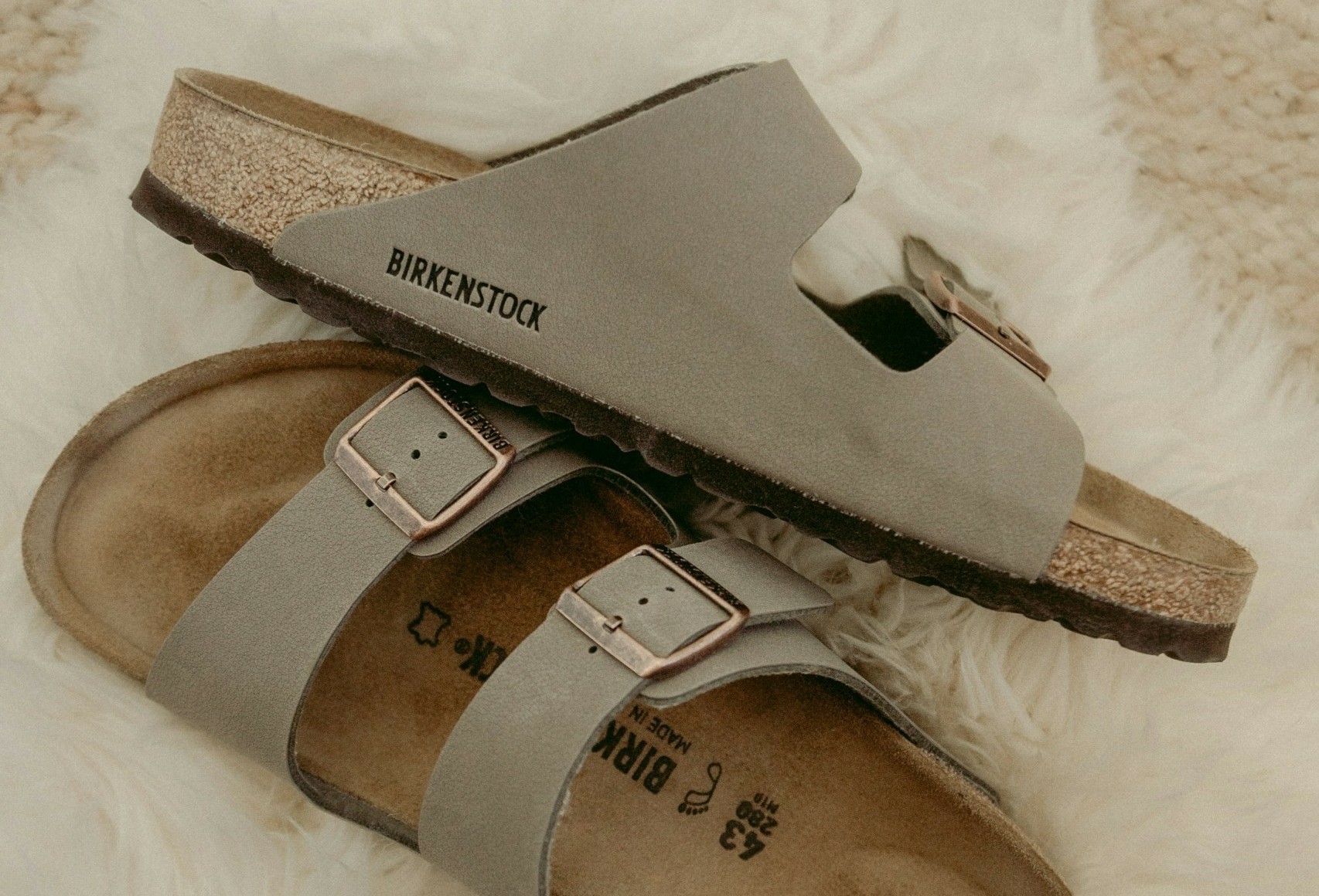 Birkenstock: Μηνύει ανταγωνιστές της για απομίμηση στα σανδάλια της