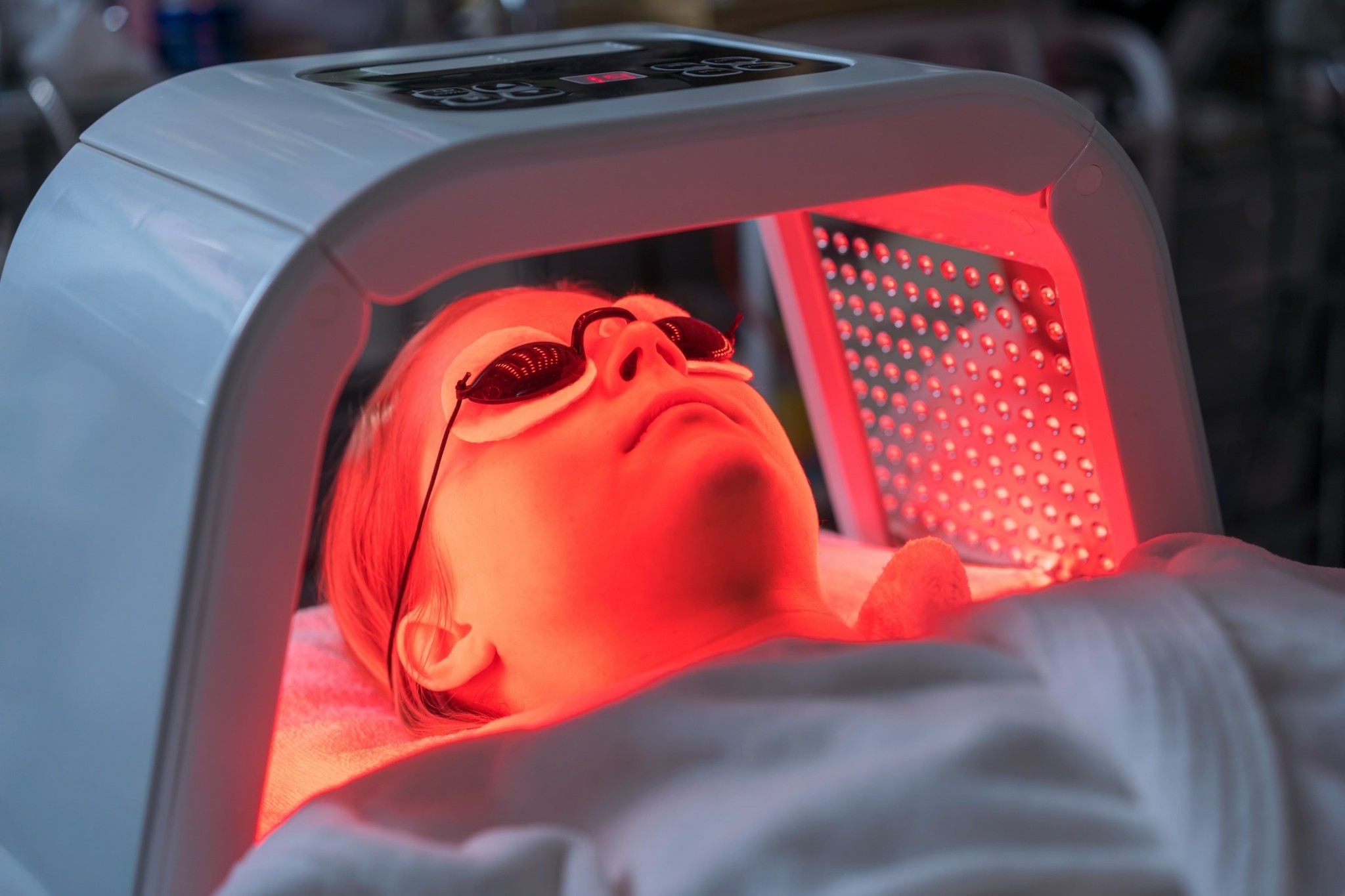 Red light therapy: Πόσο ασφαλής είναι η νέα «τρέλα» του TikTok;