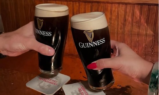 Πώς η Gen Z μετέτρεψε την Guinness σε χρυσωρυχείο – Τα σενάρια πώλησης από την Diageo