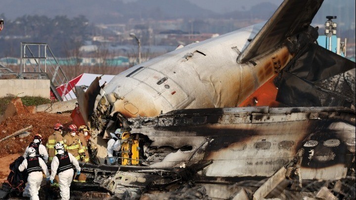 Συντριβή Jeju Air στη Ν. Κορέα: Τα «μαύρα κουτιά» σταμάτησαν την καταγραφή 4 λεπτά πριν την πτώση του αεροπλάνου