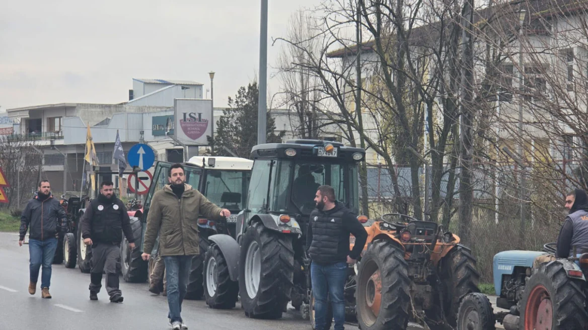 Aγρότες: Στήθηκαν τα πρώτα μπλόκα στη Θεσσαλία