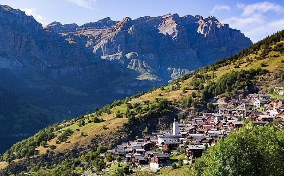 Ορεινό χωριό δίνει 21.000 ευρώ σε όποιον θέλει να μείνει εκεί – Ποιες είναι οι τρεις προϋποθέσεις (Vid)