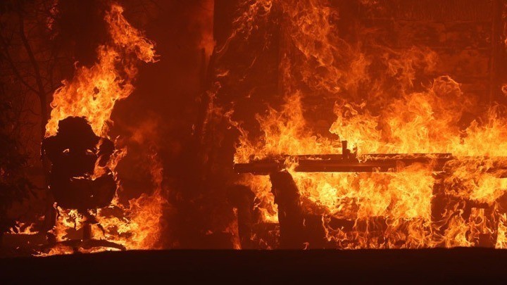 Σκηνές Αποκάλυψης από τις φωτιές στο Λος Αντζελες – Τουλάχιστον 10 νεκροί (Tweets)