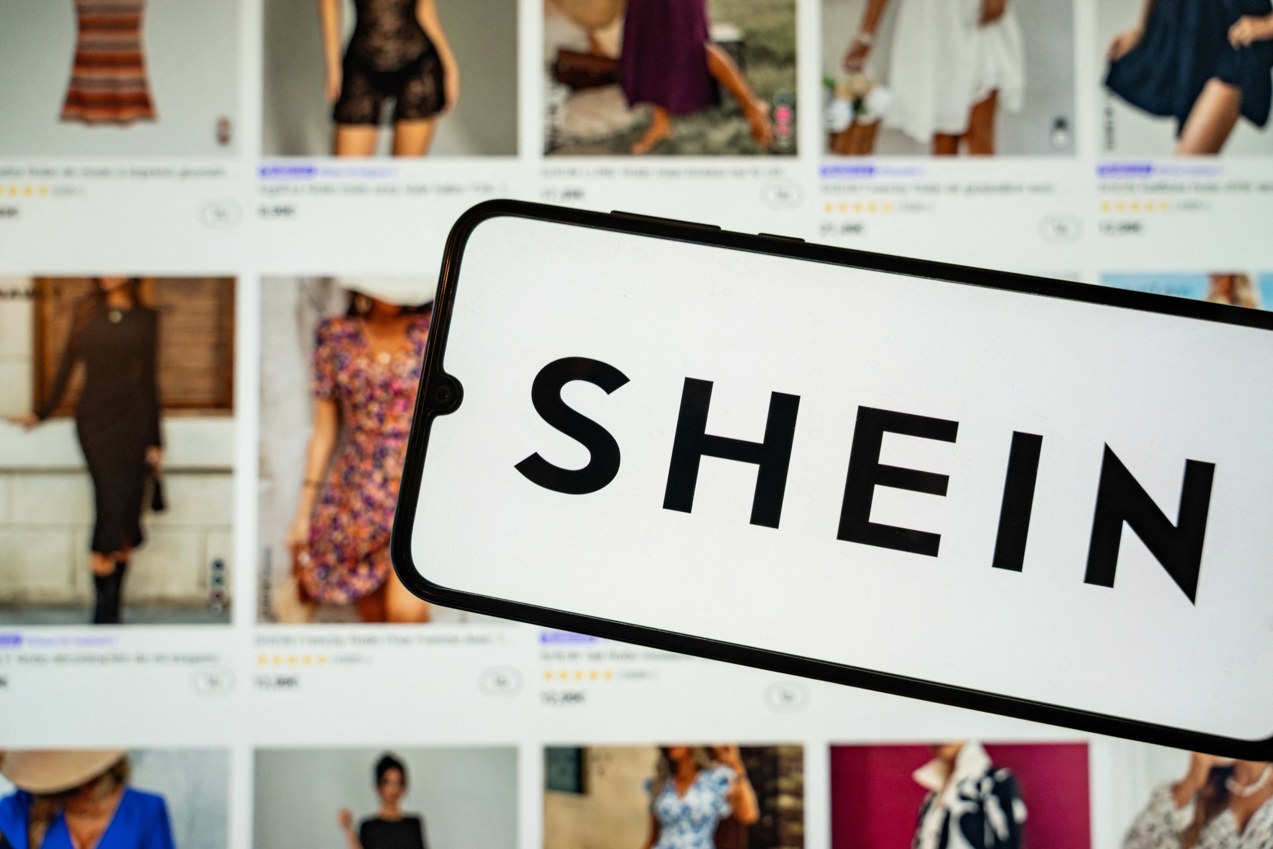 Shein: Η «βασίλισσα» της γρήγορης μόδας σε δοκιμασία – Δυσκολίες στην IPO και πιέσεις για χαμηλότερη αποτίμηση | Ειδήσεις για την Οικονομία