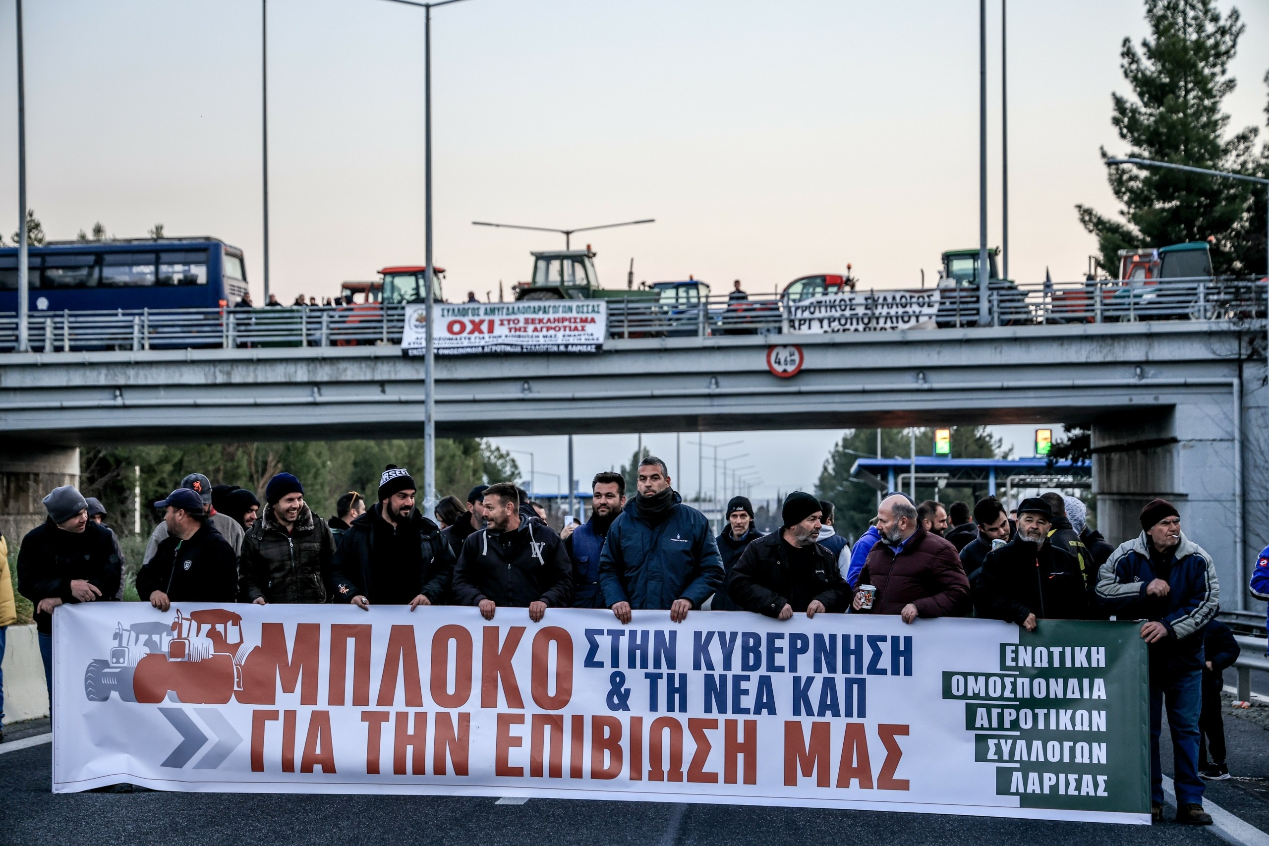 Αγρότες: Παραμένουν στα μπλόκα – Πότε θα συναντηθούν με τους υπουργούς