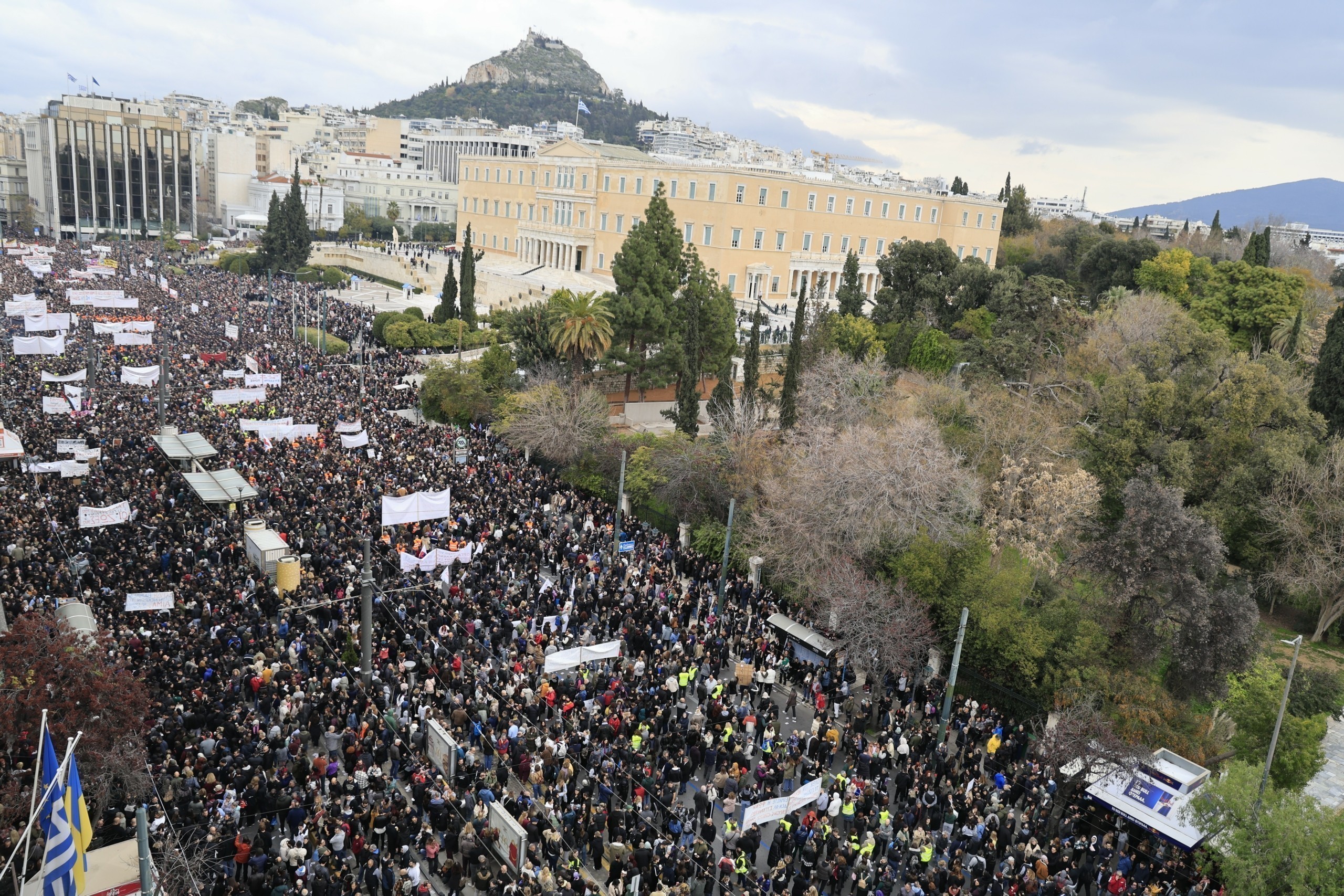 Bloomberg: Στους δρόμους οι Έλληνες για την επέτειο δυο χρόνων από το πολύνεκρο δυστύχημα στα Τέμπη | Ειδήσεις για την Οικονομία