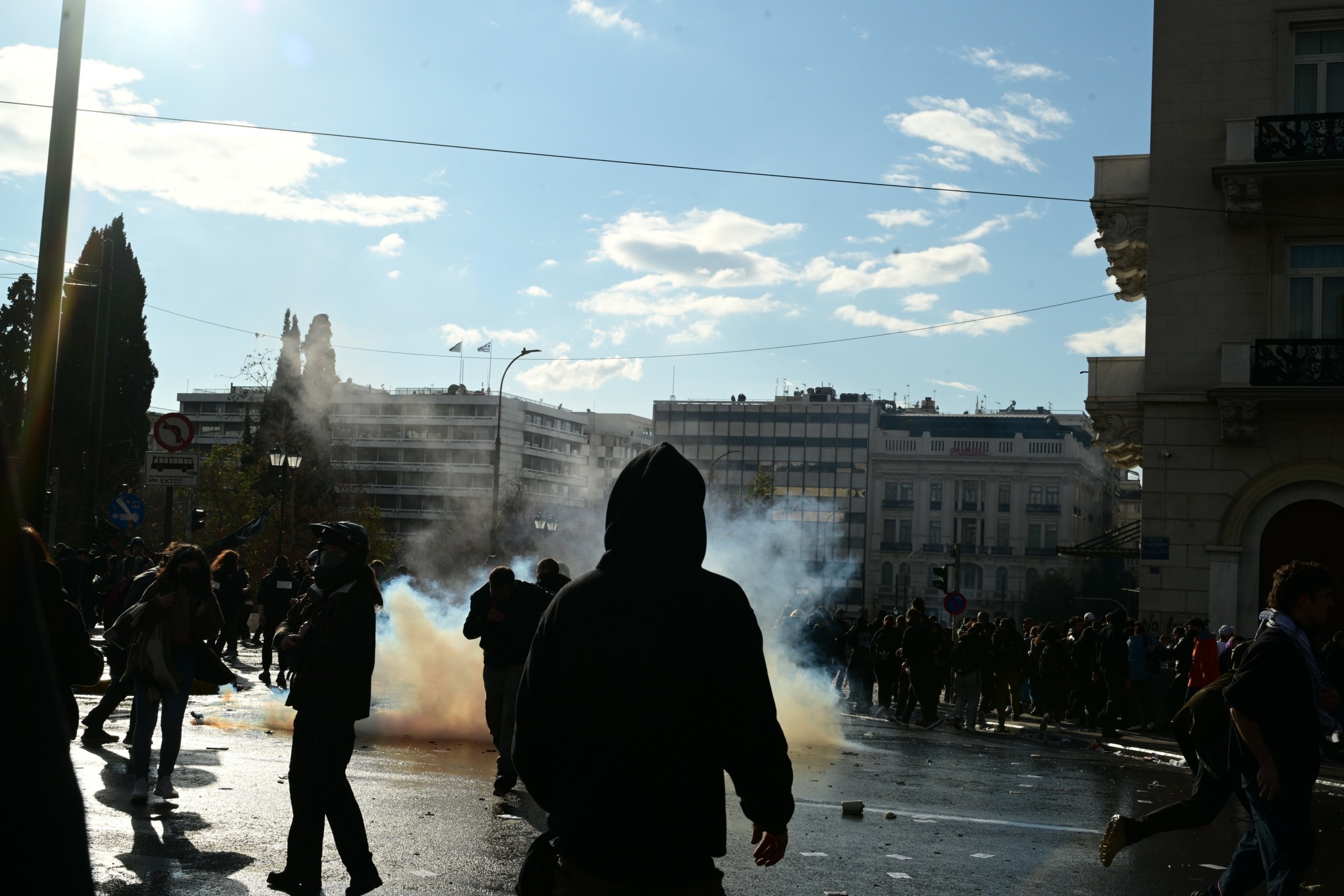 Παραμένουν στο Σύνταγμα διαδηλωτές – Επεισόδια μετά τη συγκέντρωση για τα Τέμπη (pics+vids) (upd)