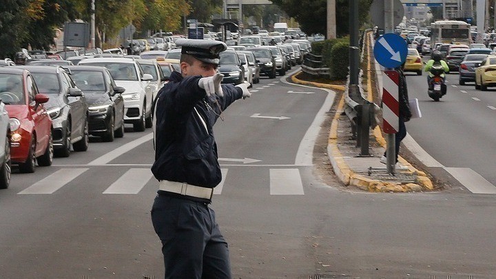 Παλαιό Φάληρο: Kλειστοί δρόμοι λόγω θραύσης αγωγού της ΕΥΔΑΠ