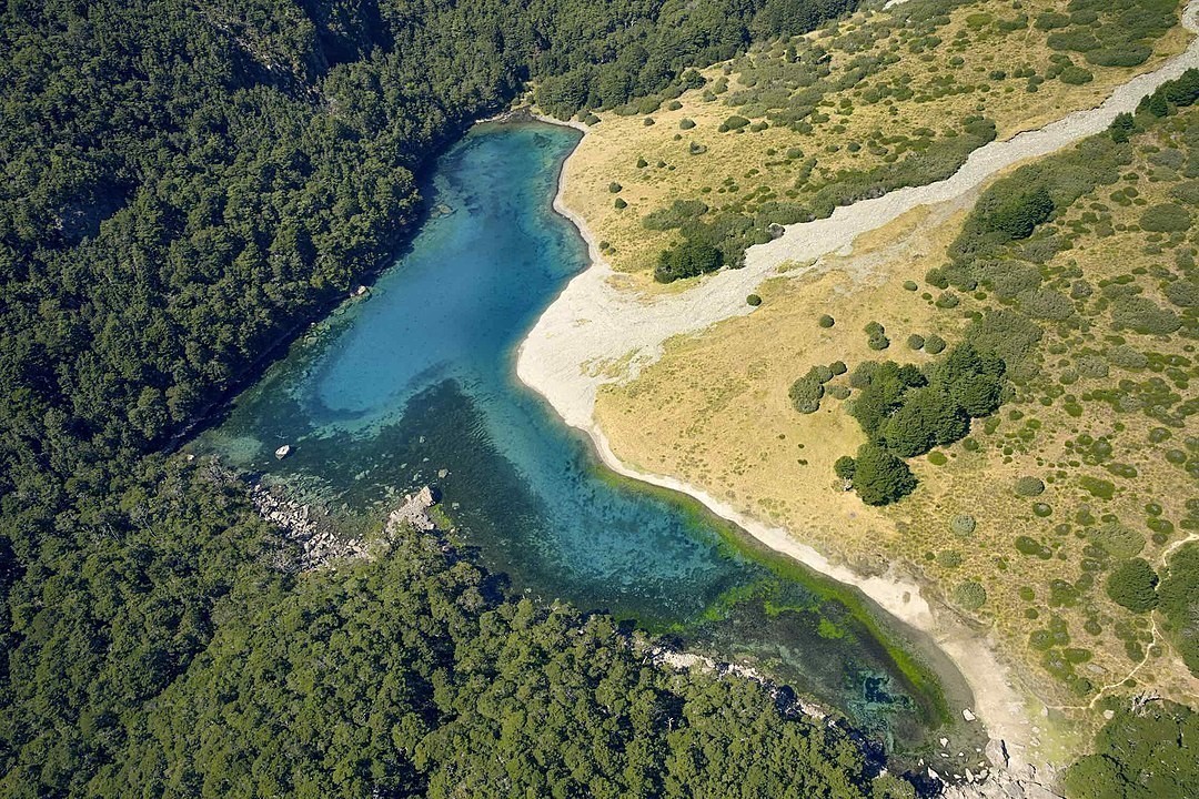 Γιατί οι τουρίστες σκουπίζουν τα παπούτσια τους πριν επισκεφθούν την «πιο καθαρή» λίμνη του κόσμου (vid)