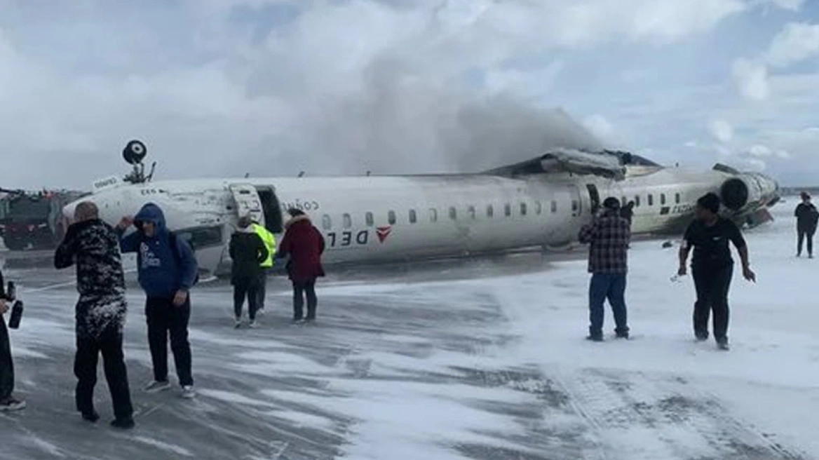 Τορόντο: Η στιγμή της συντριβής του Canadair CRJ-900 – Δείτε πώς βγήκαν οι 80 επιβάτες (vid)