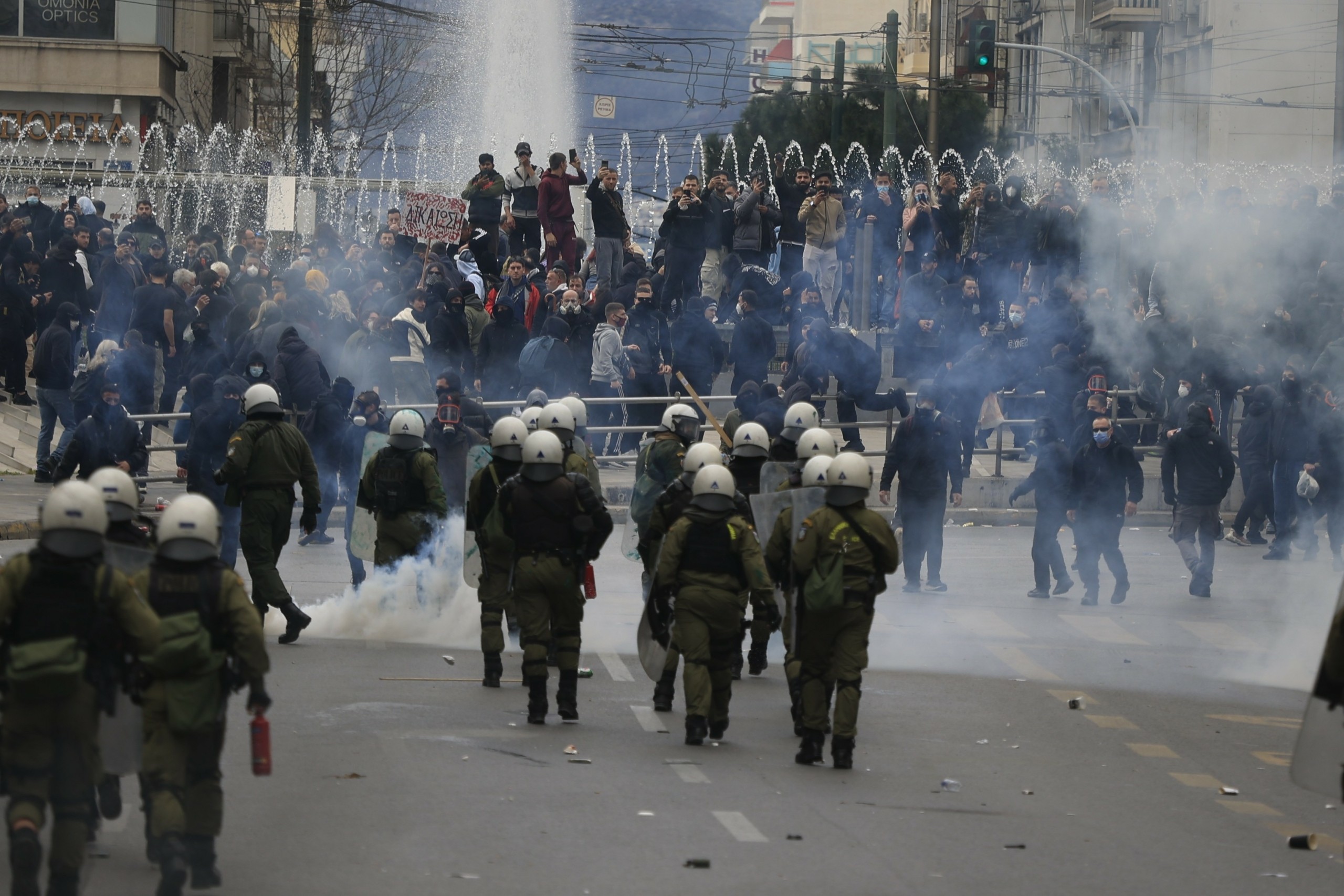 Επεισόδια στο Σύνταγμα: Για κακούργημα οι συλληφθέντες – Στο αυτόφωρο μέλη του «Ρουβίκωνα» | Ειδήσεις για την Οικονομία