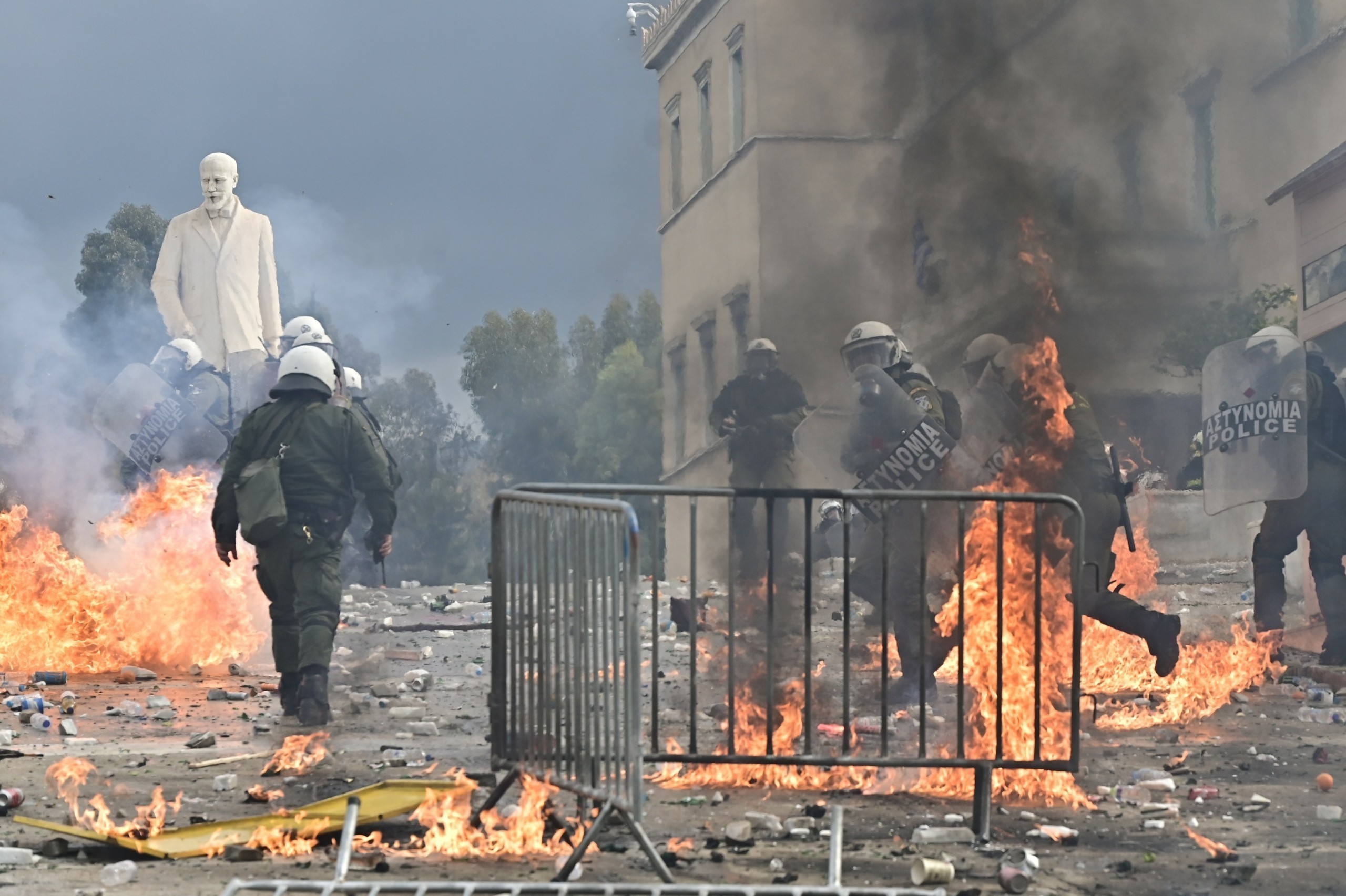 Επεισόδια στο Σύνταγμα: Μολότοφ, φωτιές και δακρυγόνα μετά τη συγκέντρωση για τα Τέμπη (pics+vids) (upd)