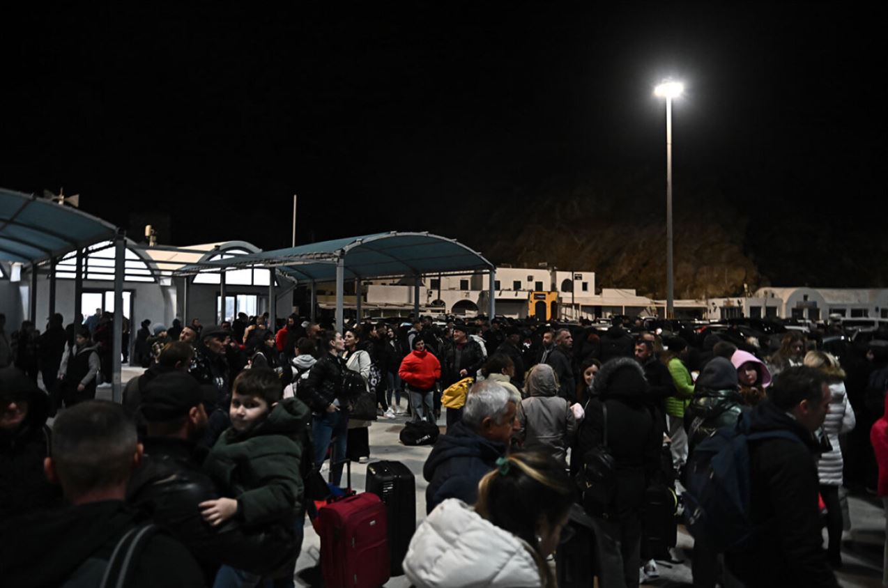 Αλλεπάλληλοι σεισμοί το πρωί σε Αμοργό και Ανάφη – Κάτοικοι και τουρίστες εγκαταλείπουν κατά χιλιάδες τη Σαντορίνη (vid)