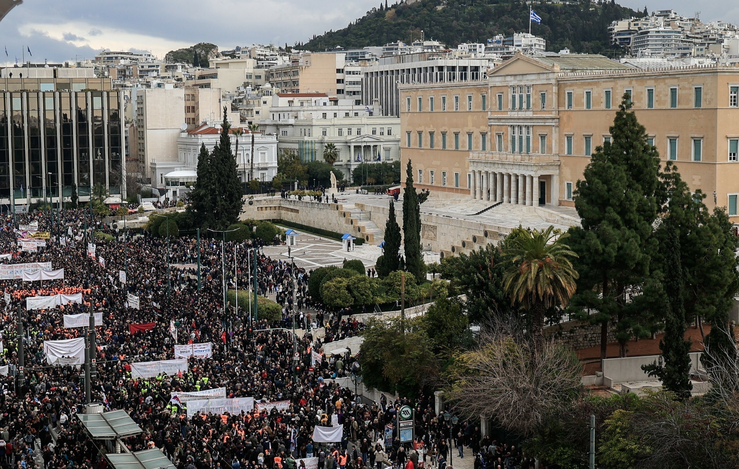 Επεισόδια έξω από το ξενοδοχείο Μεγάλη Βρετανία – «Βροχή» από μολότοφ στο προαύλιο της Βουλής | Ειδήσεις για την Οικονομία